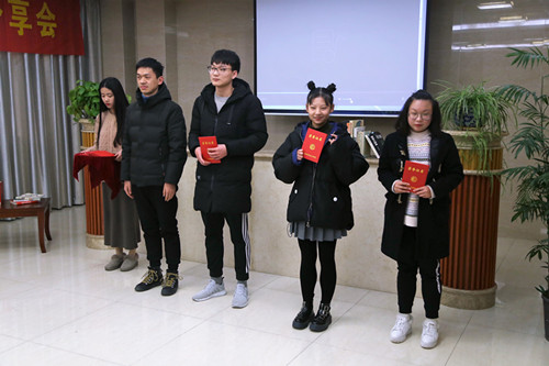 祖国,任志远为优秀奖获得者颁奖