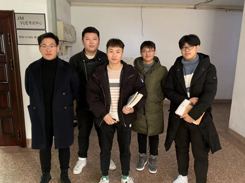 学生在南航大逸夫馆VUE考试中心参加考证_副本.jpg
