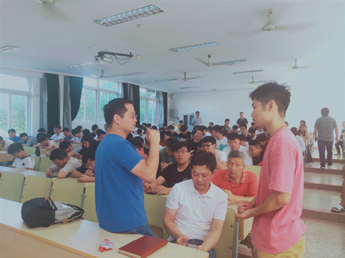 意向学生与招聘人员交流_副本.jpg