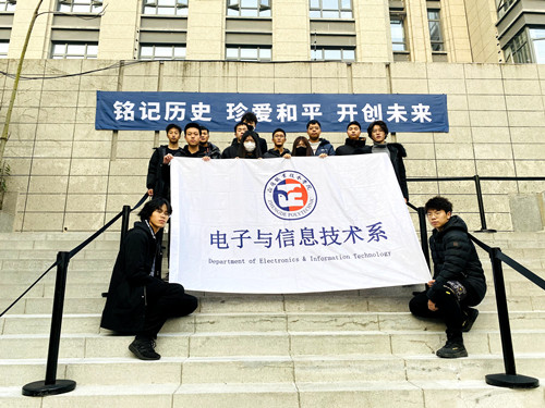 参观雨花台烈士陵园合影_副本.jpg