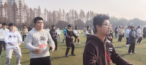  经管系新生积极练习“八段锦”备战比赛