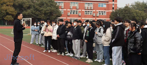 经济与管理系举办“阳光体育 师生同行”跳长绳比赛