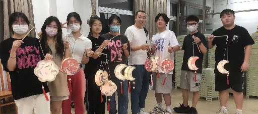 花灯情所倚 中秋共佳期——经管系开展中秋送关怀活动