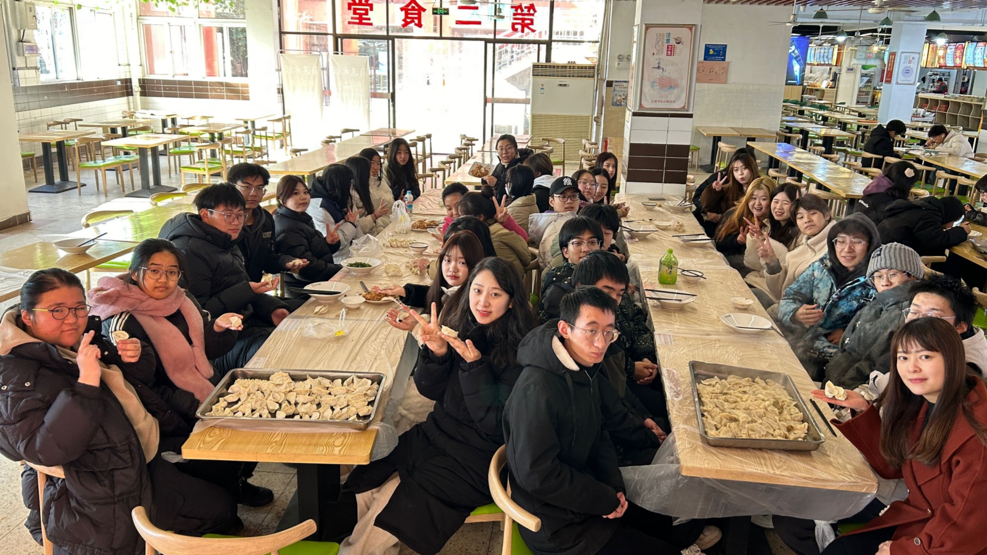 “弘扬传统迎冬至，饺香四溢暖人心”——经济与管理系组织开展包饺子活动