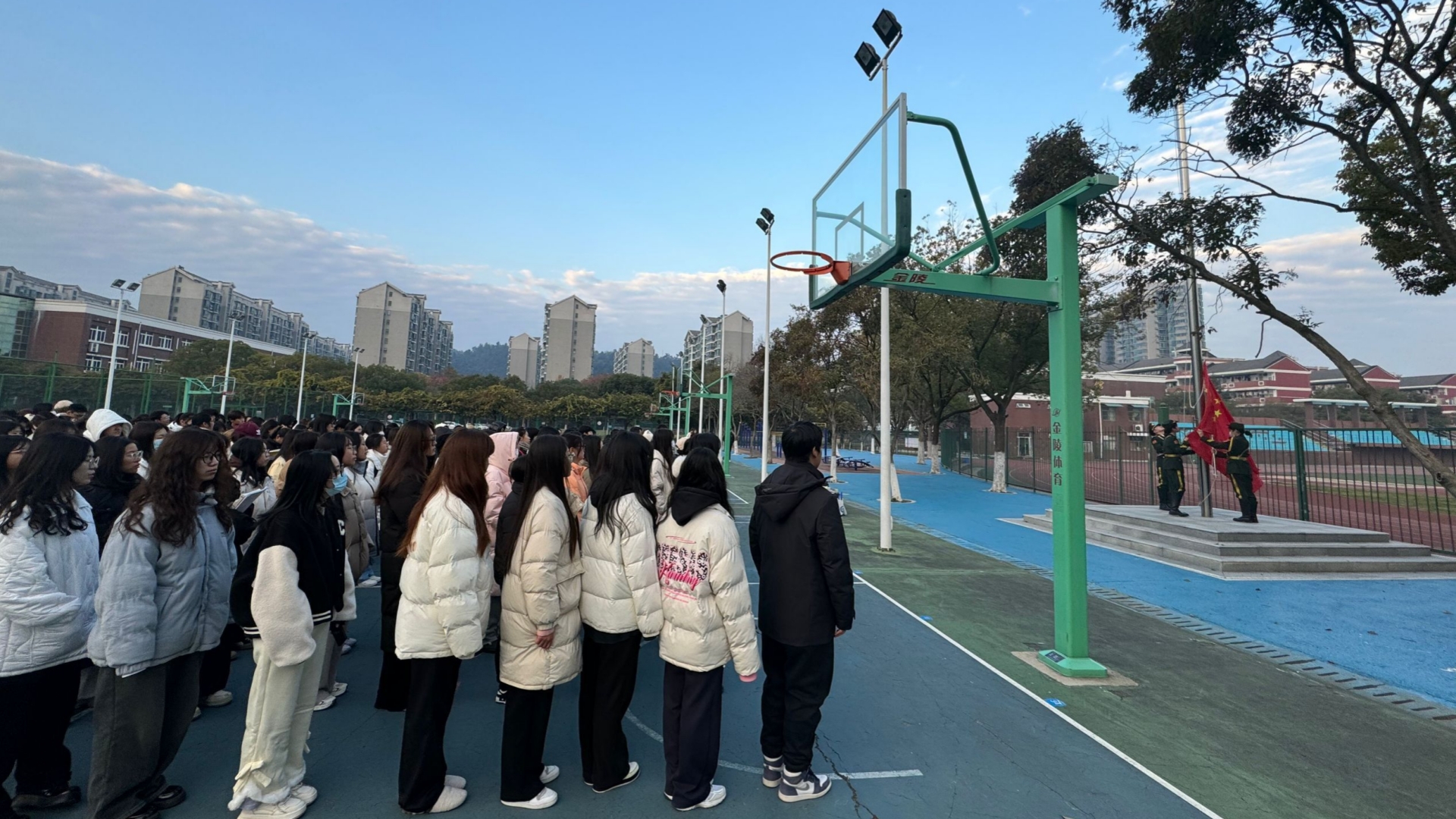 经济与管理系2023级全体学生参加 升国旗仪式