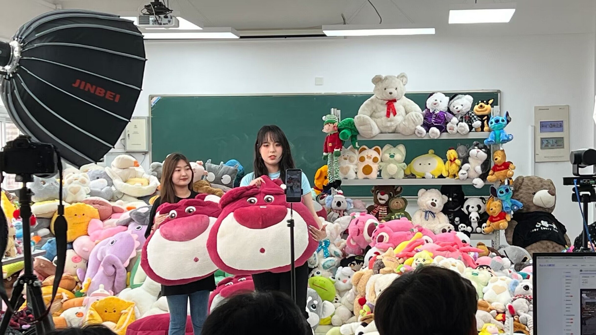 经济与管理系开展“直播电商进校园”活动
