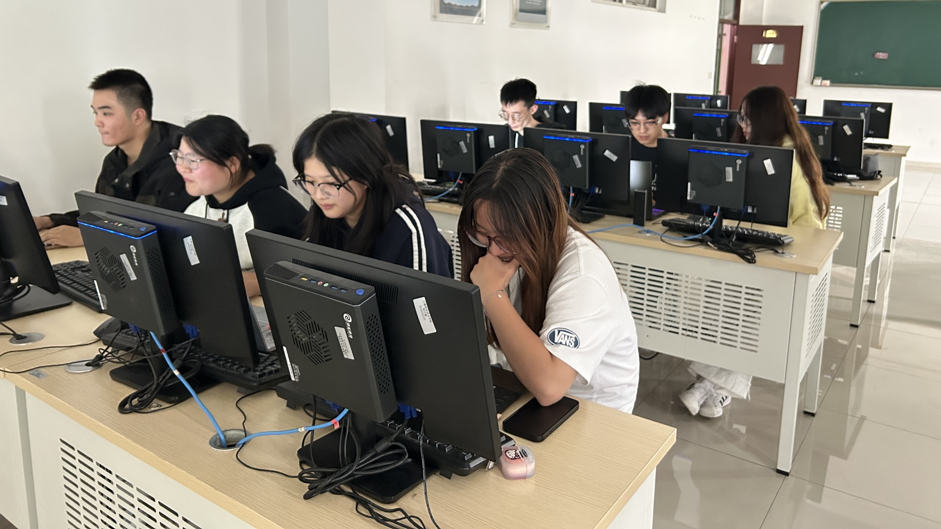 经管系学生热情备赛——“百蝶杯”第十届全国大学生物流仿真设计大赛