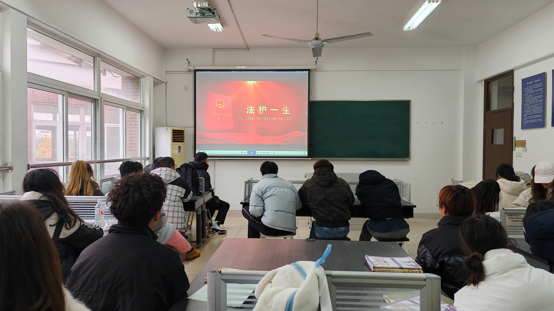 经济与管理系开展“深入学习宪法，共筑法治校园根基”宪法宣传活动