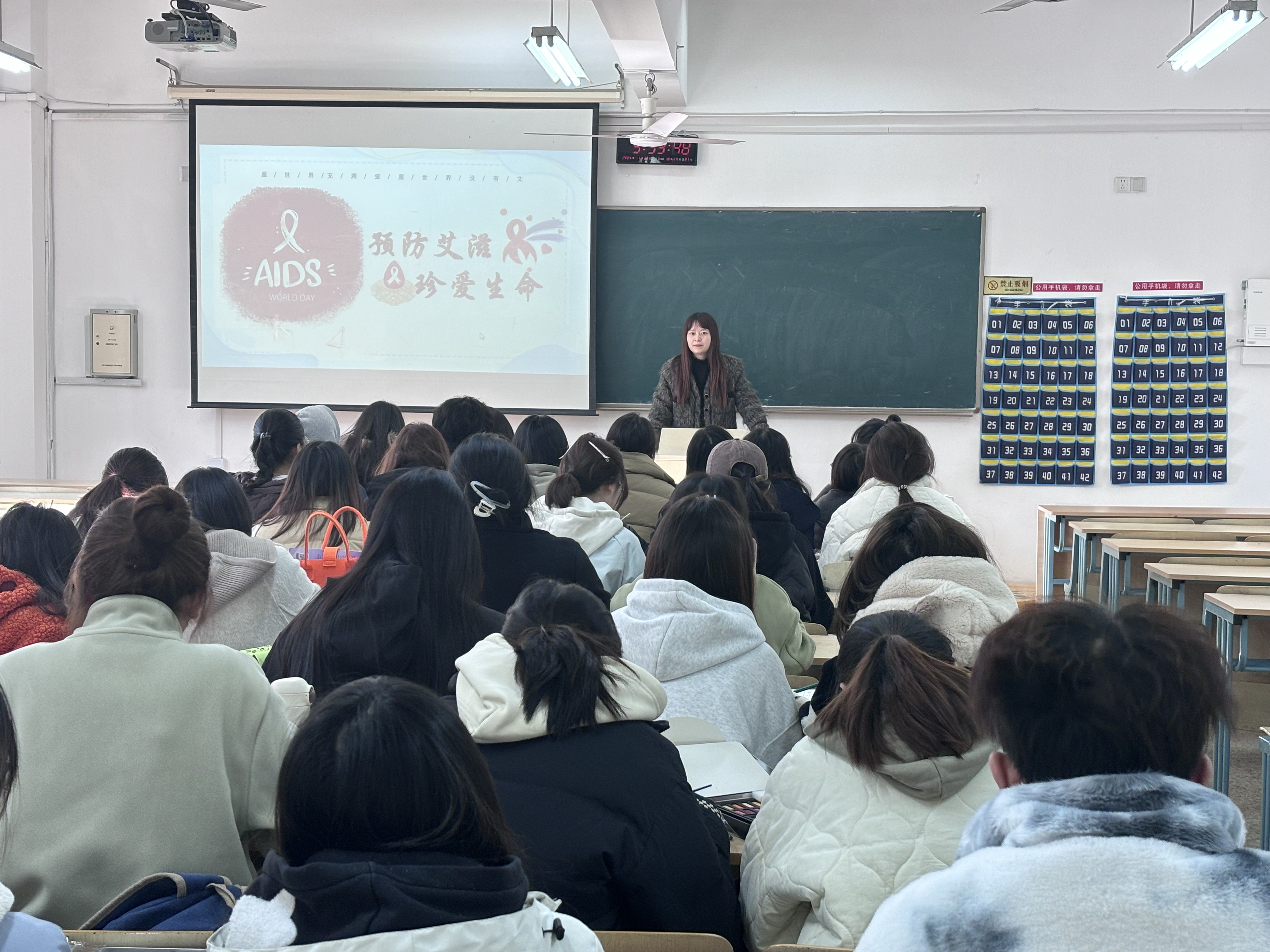 经济与管理系组织开展“了解‘艾’，传递‘爱’”手绘书签活动