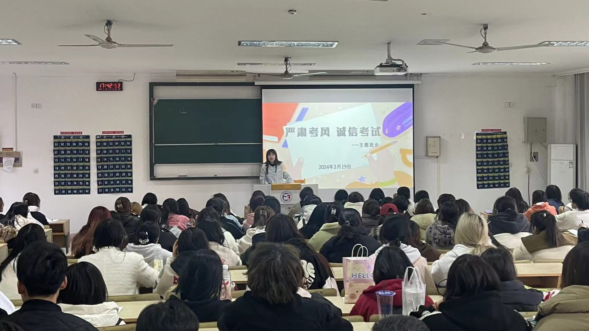 经济与管理系开展“严肃考风，诚信考试”主题教育班会
