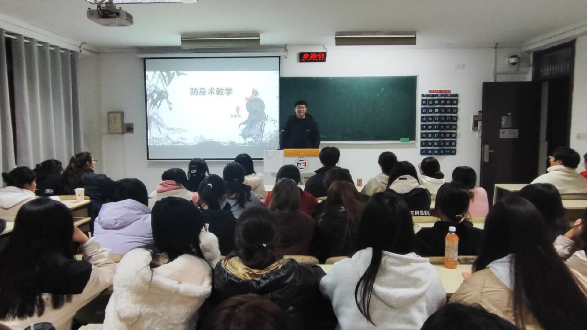 经济与管理系开展“女子自卫新篇章”防身术教学活动
