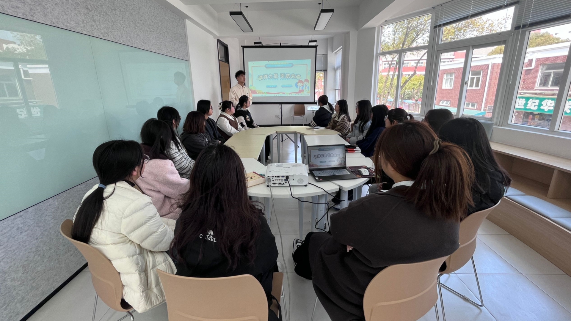 经济与管理系组织开展“榜样力量，引航未来”优秀学生代表分享会