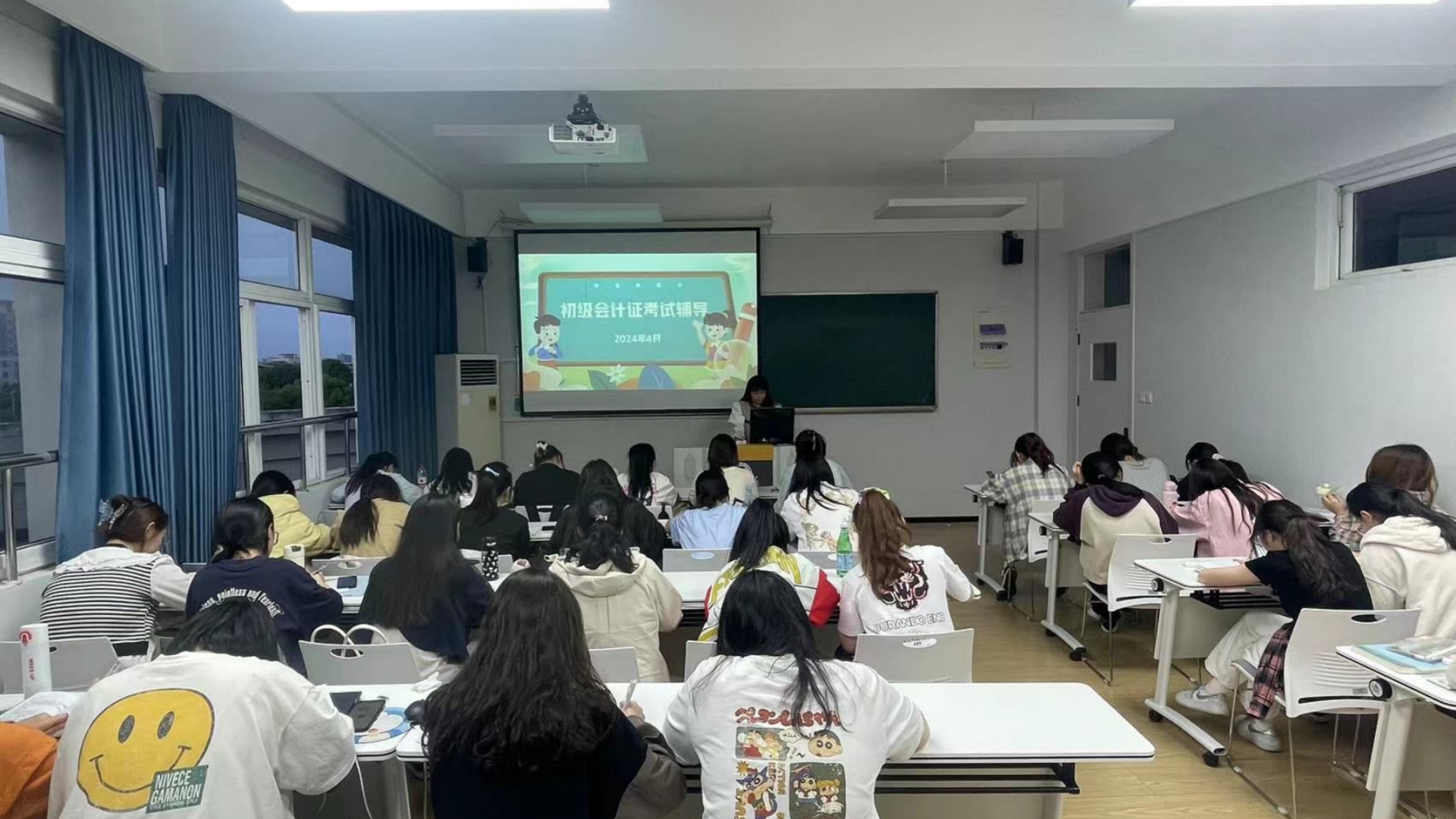 经济与管理系开展考证答疑服务
