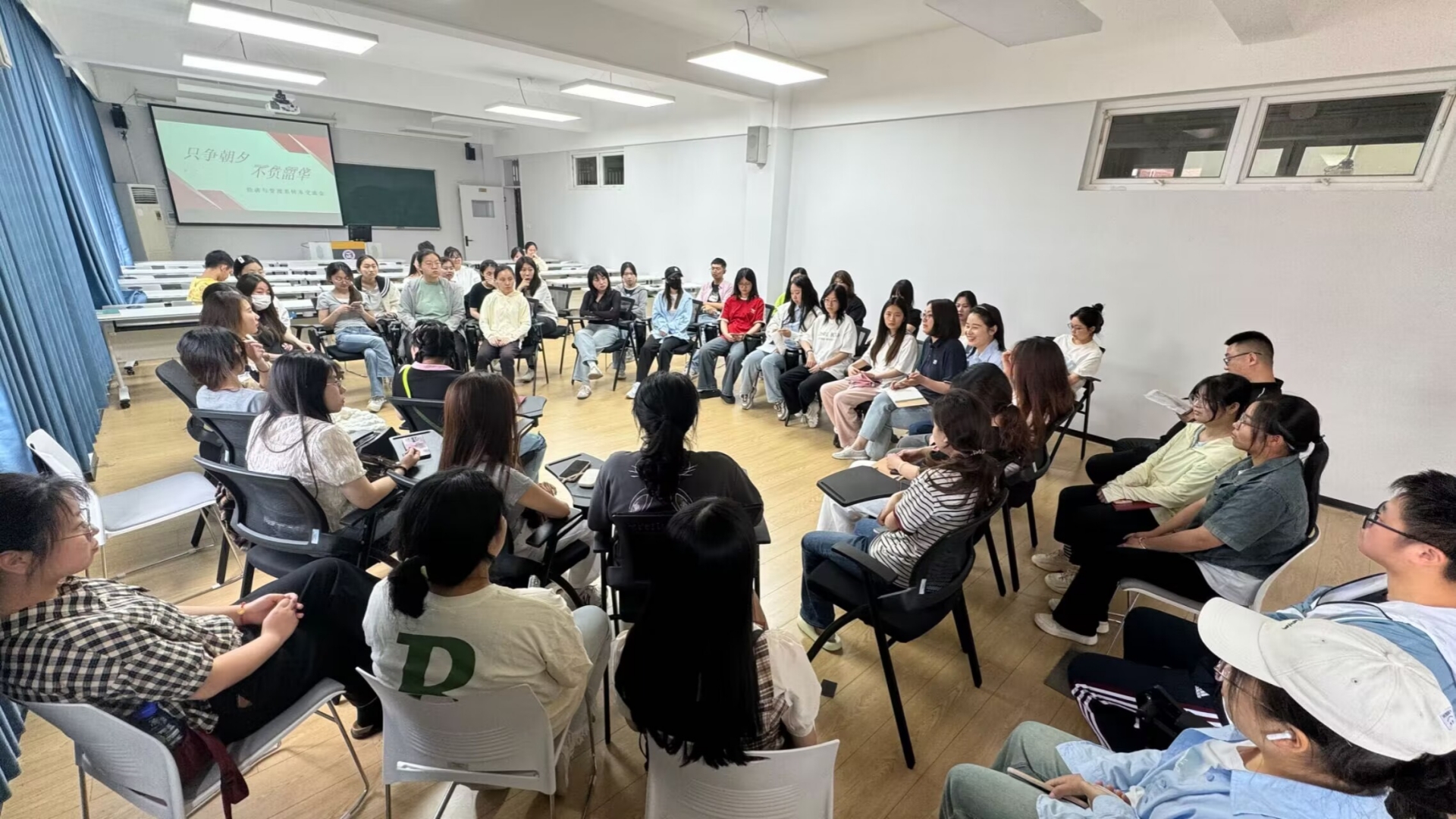 经济与管理系开展“只争朝夕、不负韶华”专转本交流会