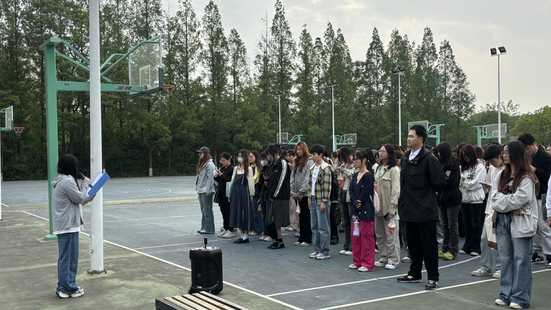 经济与管理系举行“擎旗明志护地球”主题升旗仪式