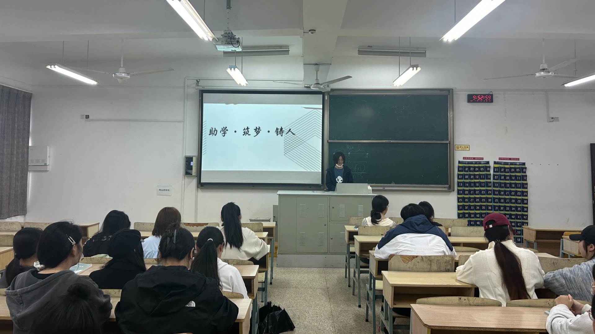 经济与管理系开展“感恩资助，立志成才”资助育人主题班会