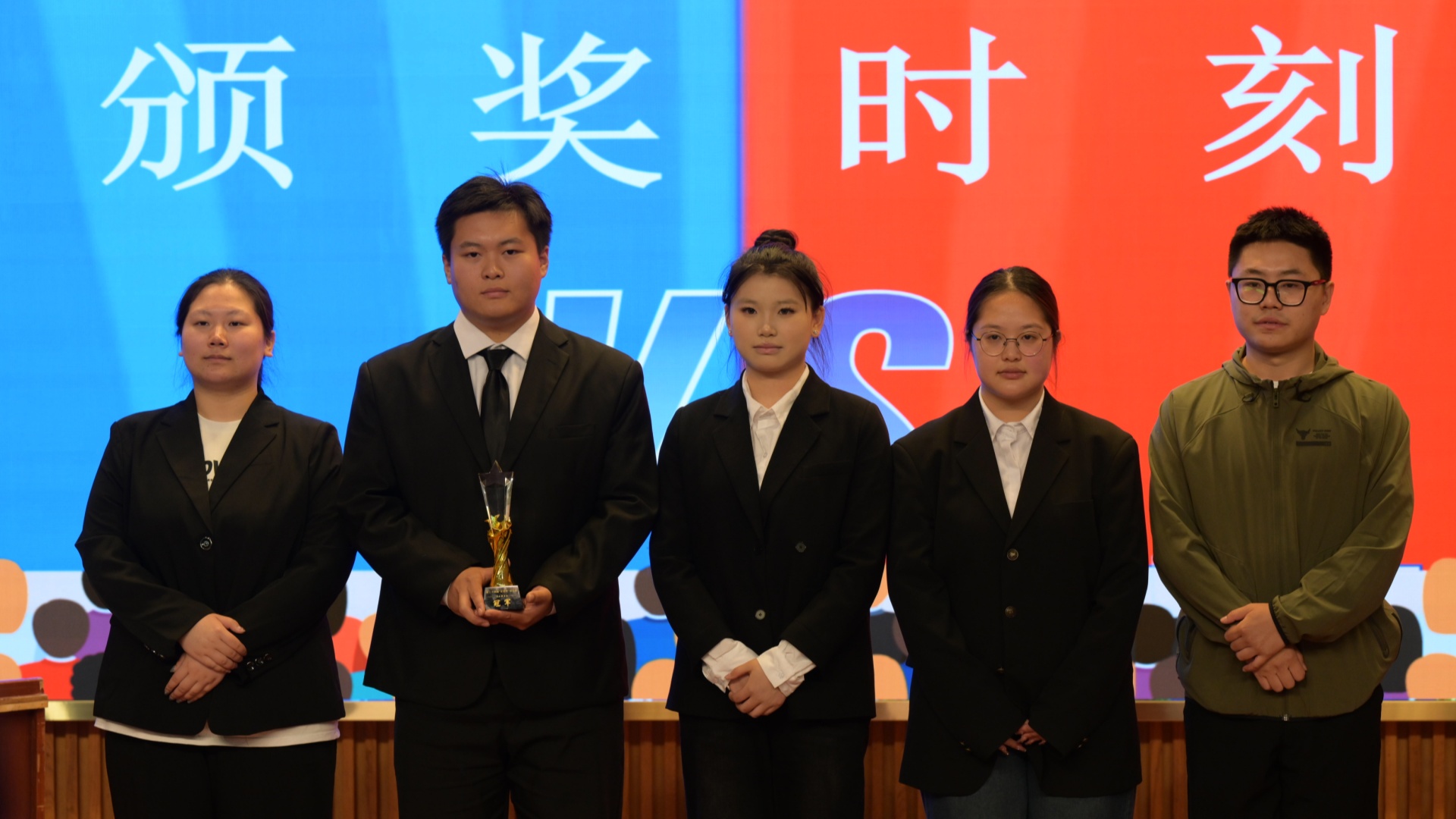 经济与管理系勇夺第二十四届“正德杯”辩论赛冠军——聚焦AI时代青年发展的思辨盛宴