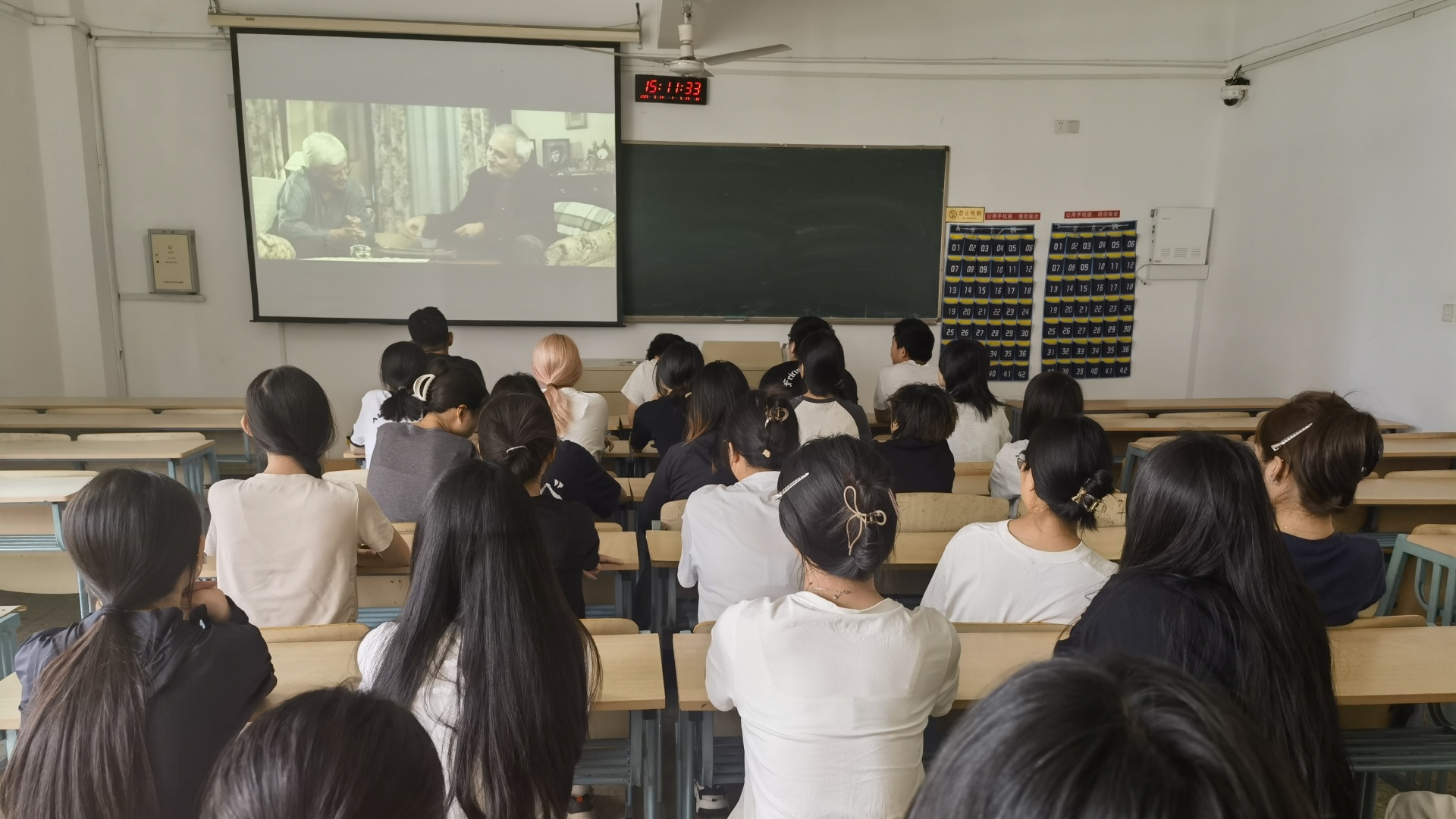 以影润心，共赴心灵之旅——经济与管理系组织观影《放牛班的春天》