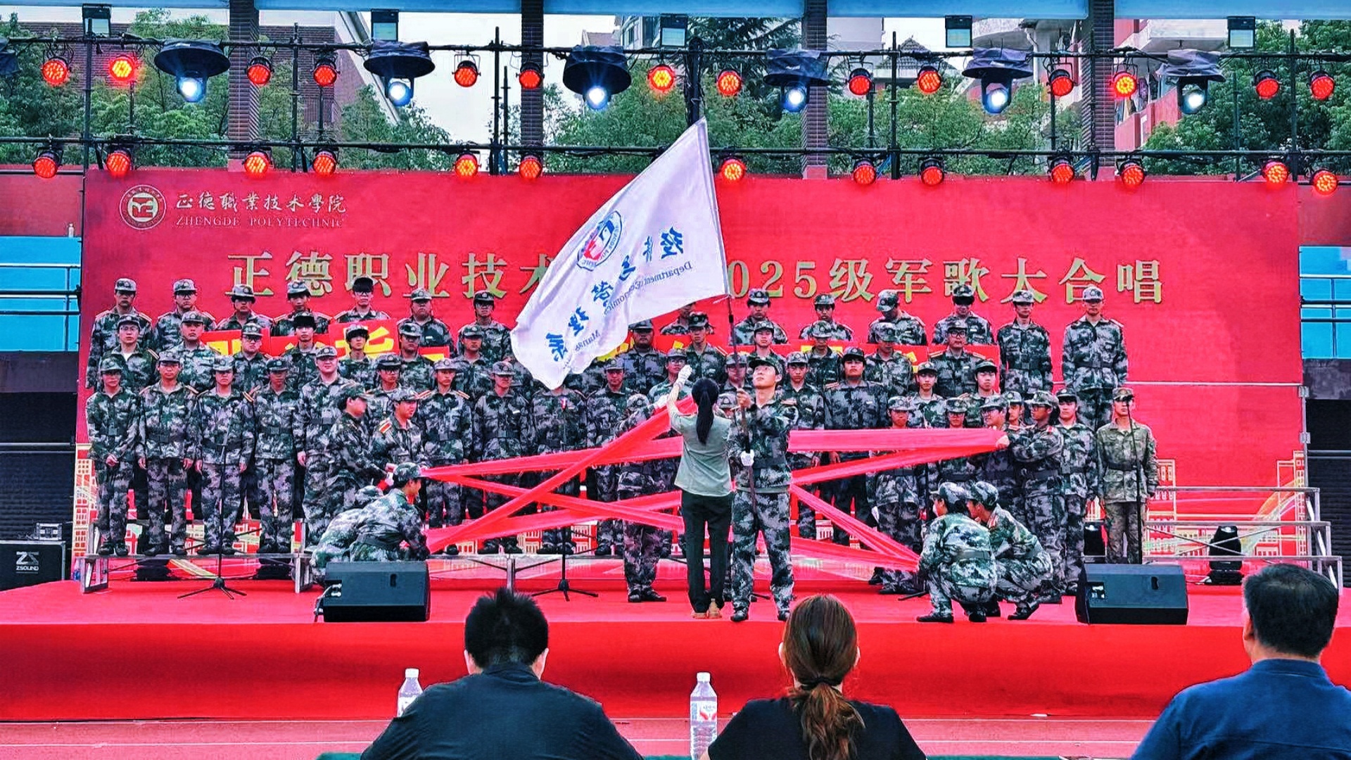 经济与管理系新生圆满完成军歌大合唱
