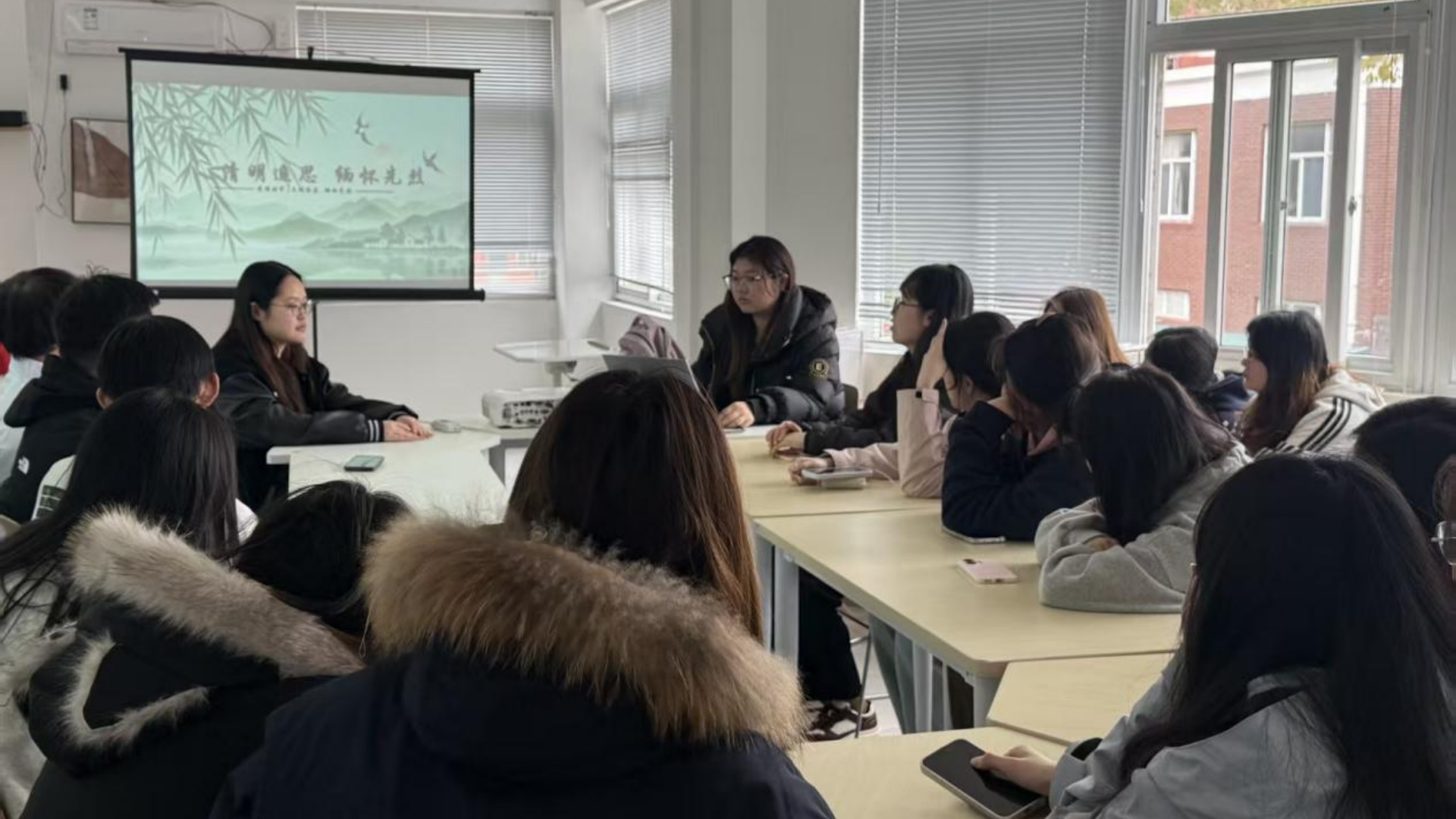 清明追思传薪火，红色精神铸青春——经济与管理系开展主题团日活动