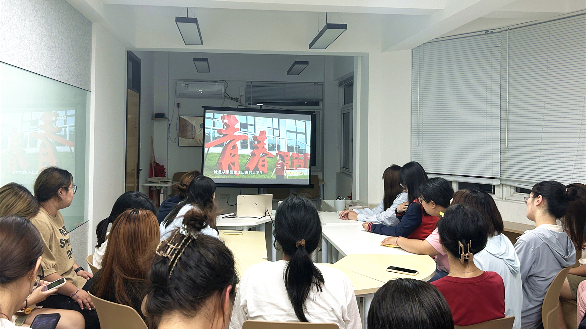 我院组织学生观看首届全国大学生职业规划大赛风采展示直播活动