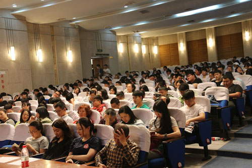 全体老师及学生参加大会.jpg